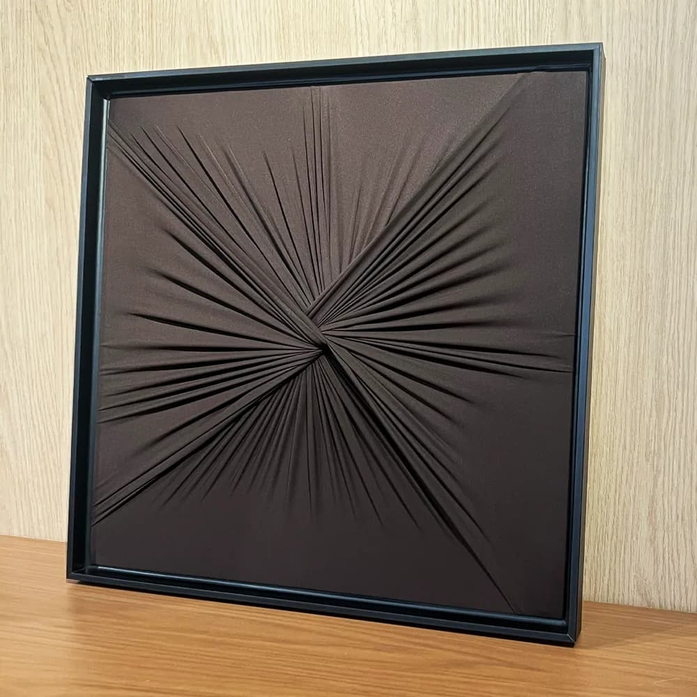 Quadro Artesanal Abstrato Têxtil Repuxado Marrom Sem Vidro 50x50cm