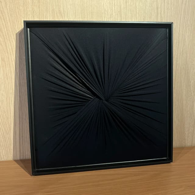 Quadro Artesanal Abstrato Têxtil Repuxado Preto Sem Vidro 50x50cm